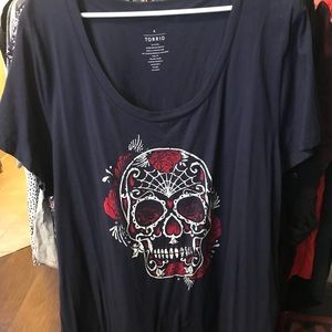 Torrid size 4 red/white/blue skull print tee